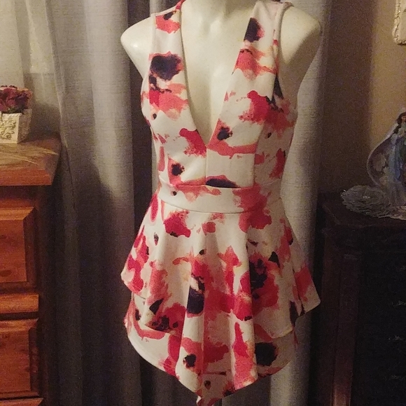 NWOT Floral print romper sz L - Picture 1 of 3
